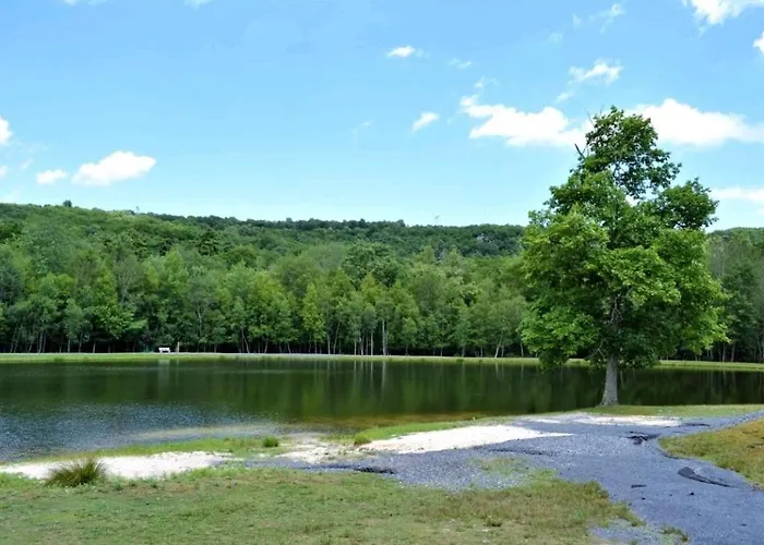 *Amenity-Filled Waterfront Oasis @Saw Creek Estates Near Waterfalls And Hiking*