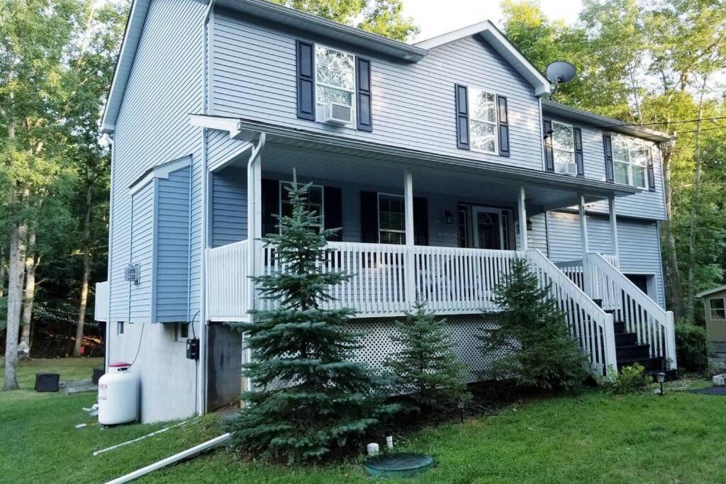 Holiday home *amenity-filled Waterfront Oasis @saw Creek Estates Near Waterfalls And Hiking* East Stroudsburg