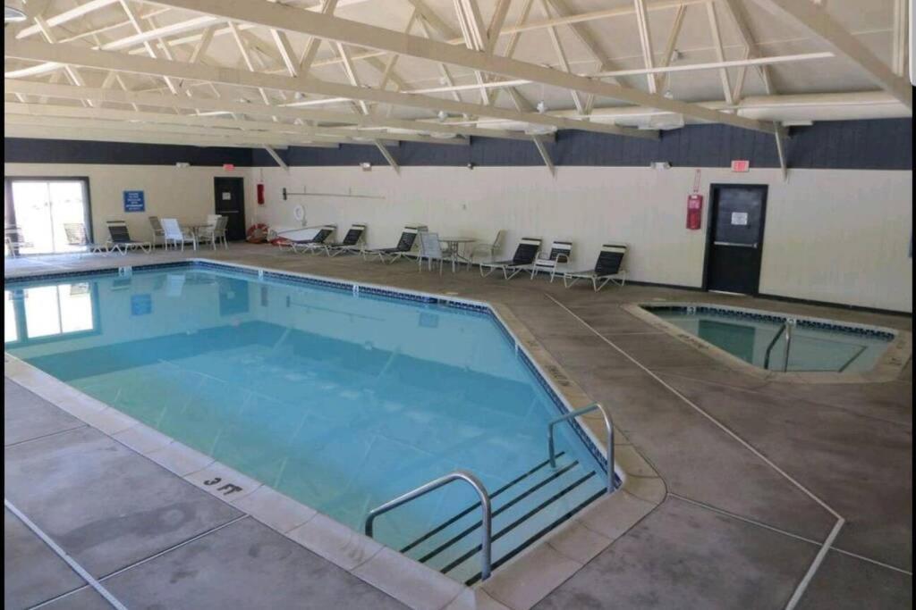*amenity-filled Waterfront Oasis @saw Creek Estates Near Waterfalls And Hiking*