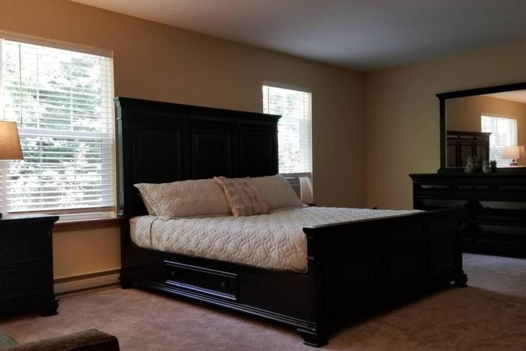 *amenity-filled Waterfront Oasis @saw Creek Estates Near Waterfalls And Hiking* Holiday home