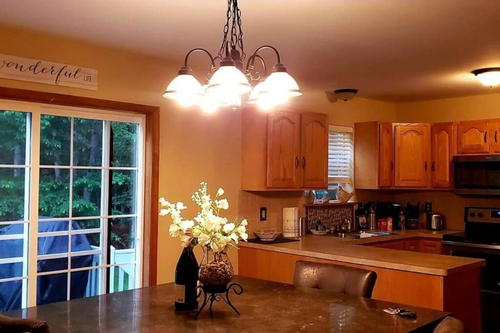 *amenity-filled Waterfront Oasis @saw Creek Estates Near Waterfalls And Hiking* *