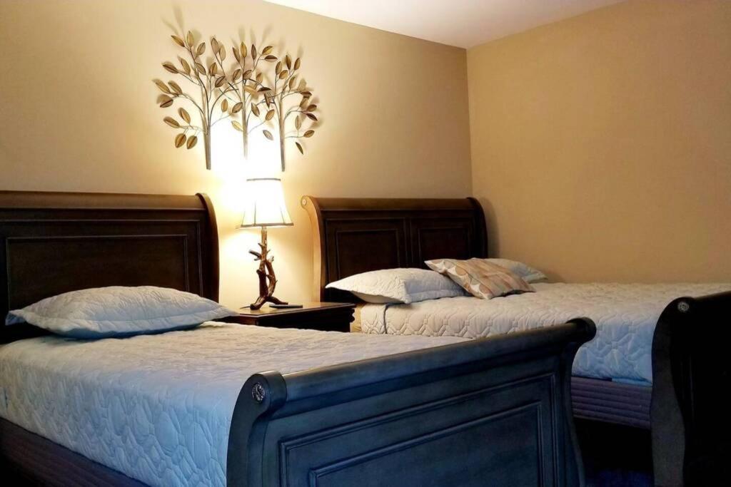 *amenity-filled Waterfront Oasis @saw Creek Estates Near Waterfalls And Hiking*